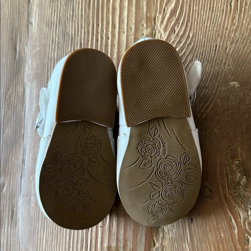 Stride Rite white Mary Jane (Girl) Shoes Size 4.5M - see flaw picture